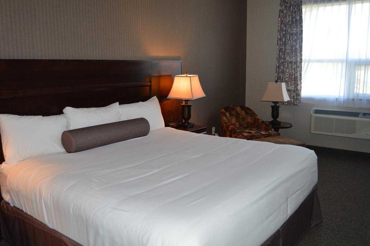 Cobble Creek Lodge Maple Creek Экстерьер фото